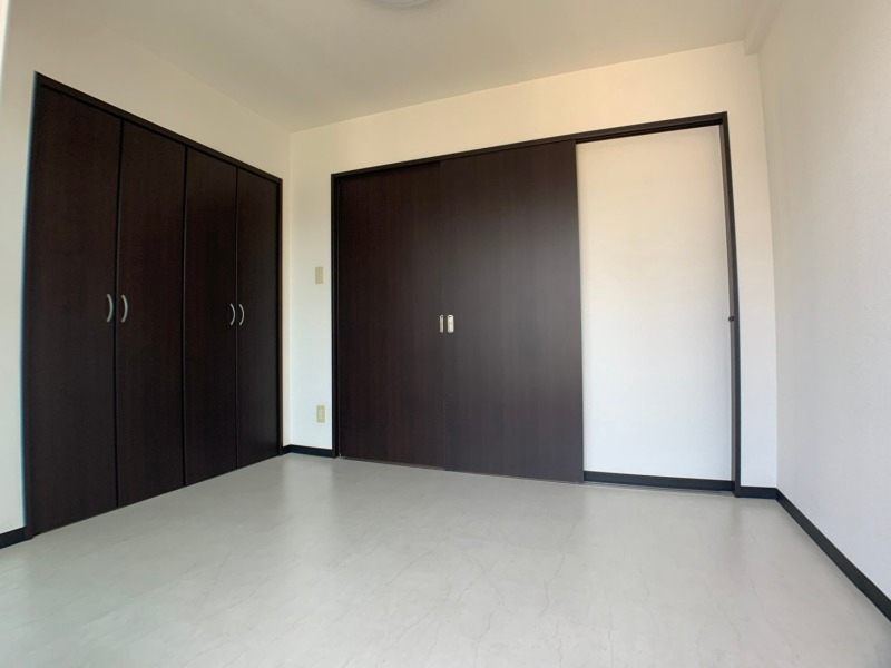 その他部屋・スペース　こちらは５．３帖の寝室です。落ち着きのあるお部屋です。