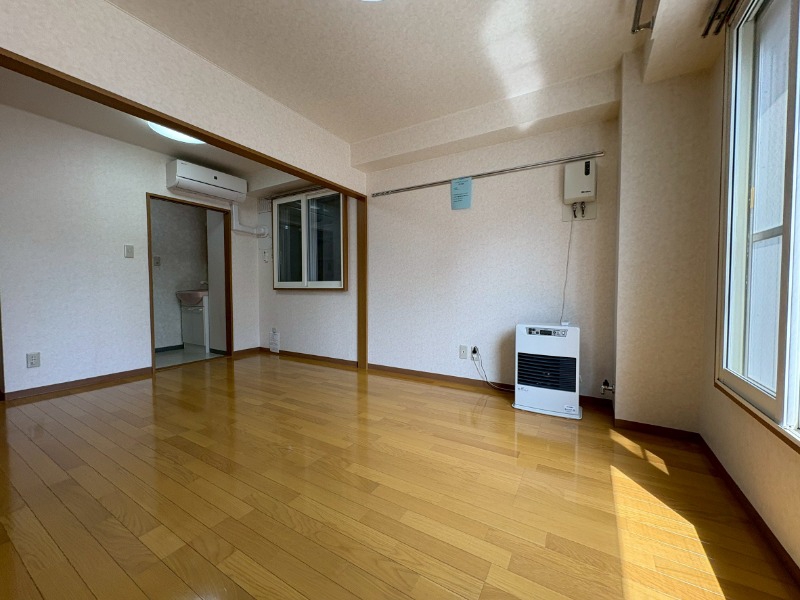 その他部屋・スペース　こちらのお部屋は光が差し込む、温かみのあるお部屋です。