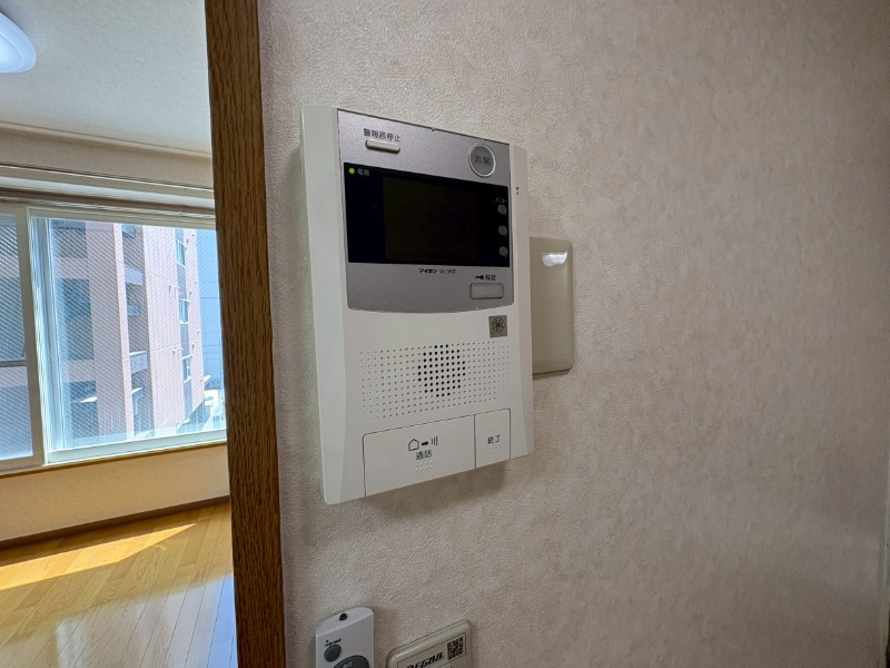 セキュリティ　ＴＶモニター付インターホンです。来客者の顔が見えるので安心！