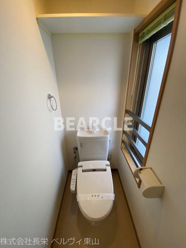 トイレ　落ち着いた色調のトイレです