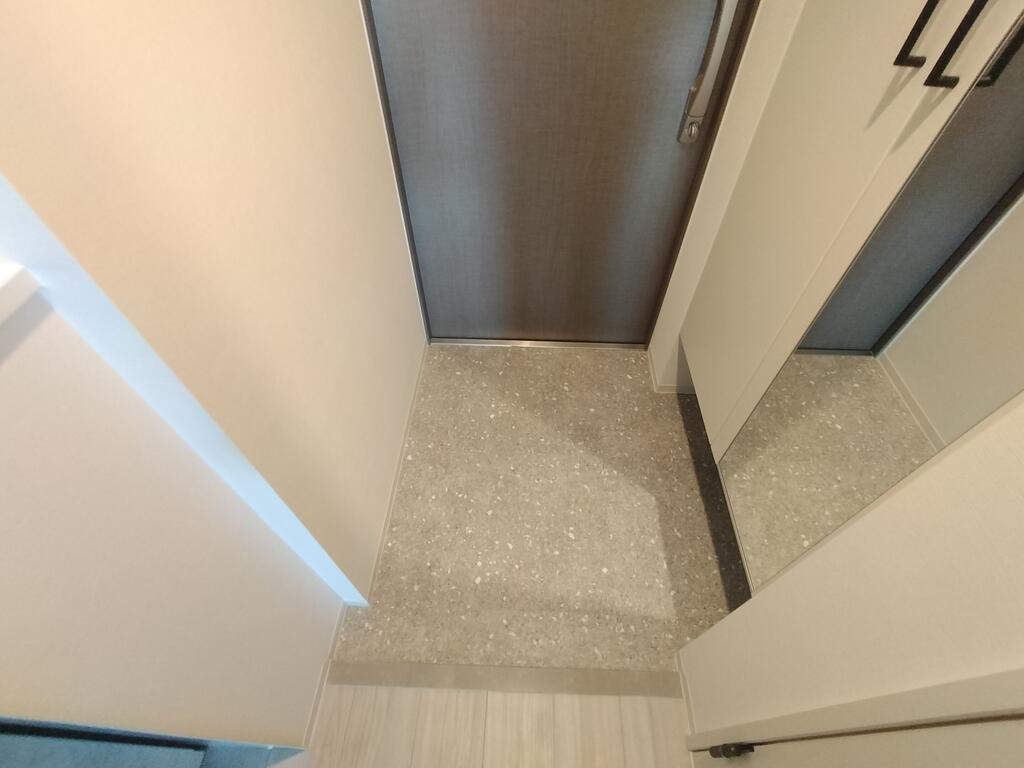 玄関　※同建物の別のお部屋の写真です。