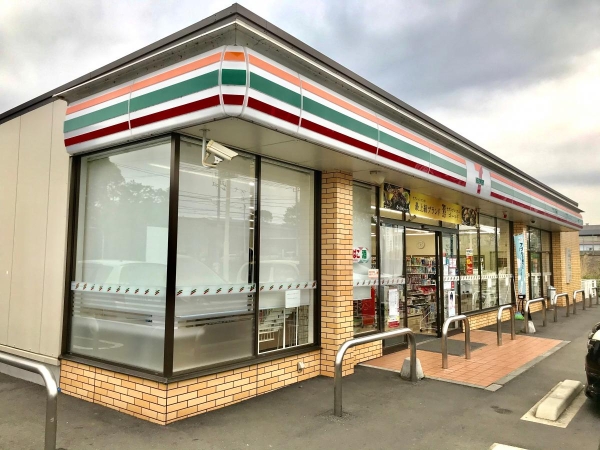 コンビニ　セブンイレブン（コンビニ）まで300m