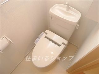 トイレ　シャワートイレ・収納棚あり