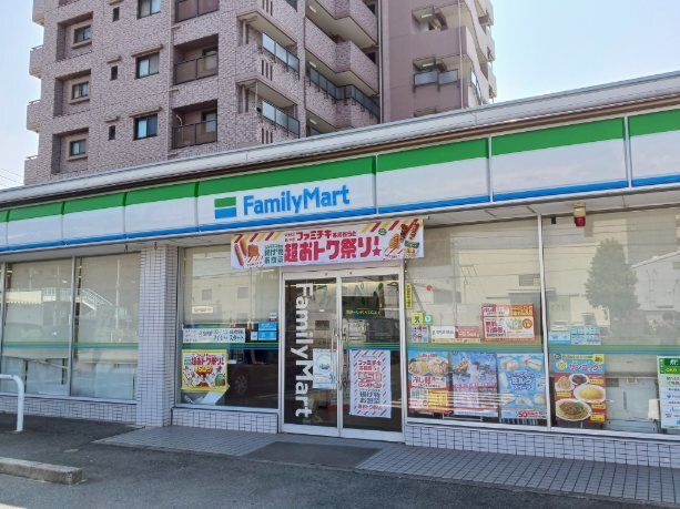 コンビニ　ファミリーマート（コンビニ）まで270m