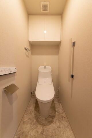 トイレ　落ち着いた色調のトイレです