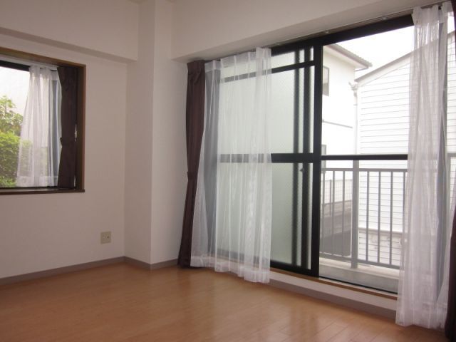 居室・リビング　角部屋なので出窓です