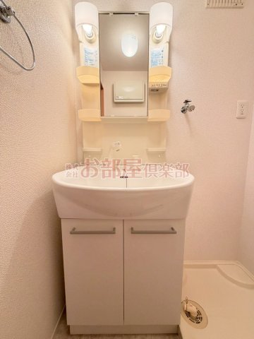 洗面設備　明るい洗面所です