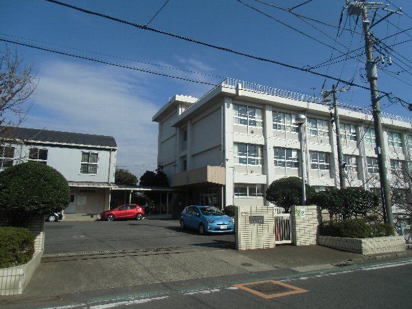 中学校　横須賀市立長井中学校（中学校）まで554m