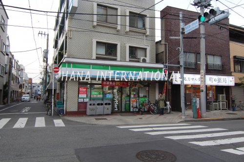 コンビニ　ファミリーマート（コンビニ）まで674m