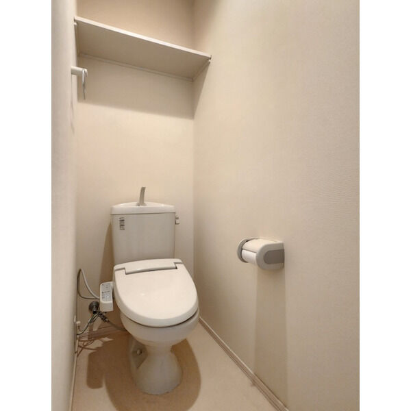 トイレ　落ち着いた色調のトイレです