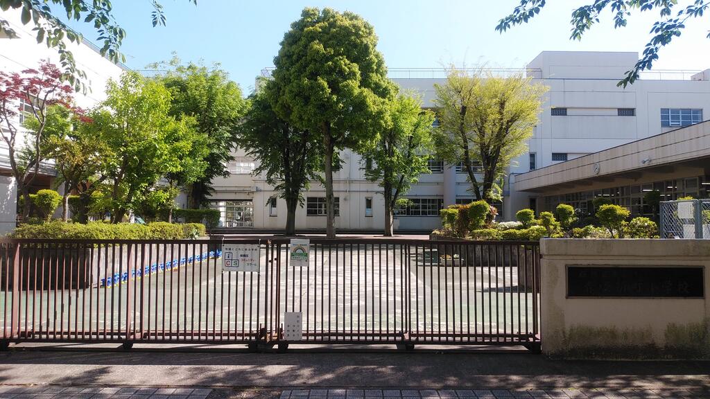 小学校　板橋区立赤塚新町小学校（小学校）まで555m