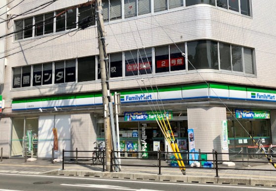コンビニ　ファミリーマート八尾光町店（コンビニ）まで79m