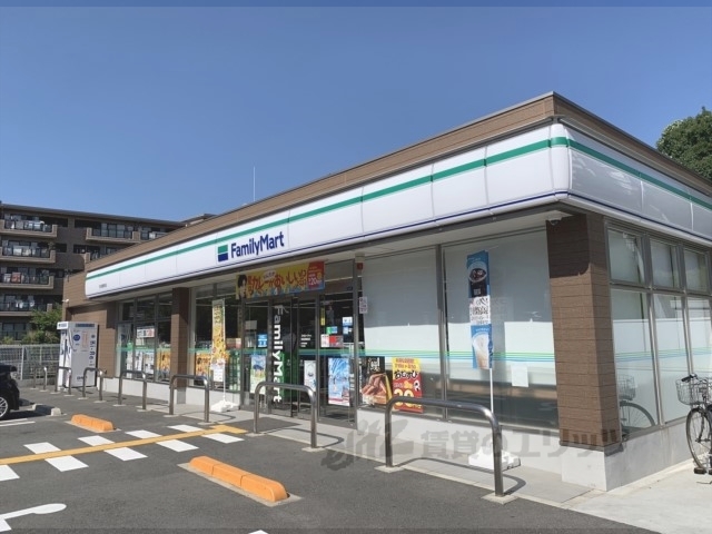 コンビニ　ファミリーマート奈良鶴舞西店（コンビニ）まで350m