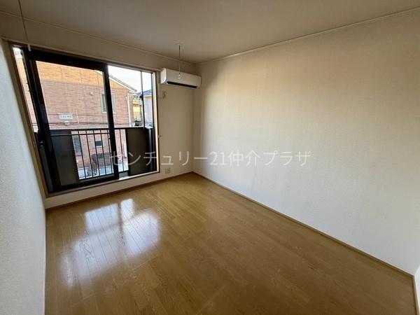 シティハイム六会壱番館の居間写真