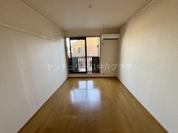 シティハイム六会壱番館の居間写真