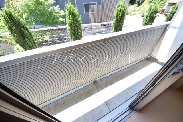 バルコニー　暖かな日差しのふりそそぐバルコニー