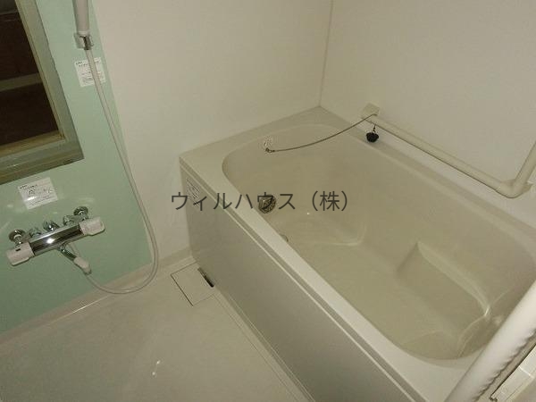 バス・シャワールーム　浴室乾燥機、追い焚き機能付きバス！