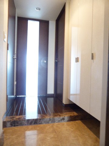 玄関　※別部屋の参考写真です。