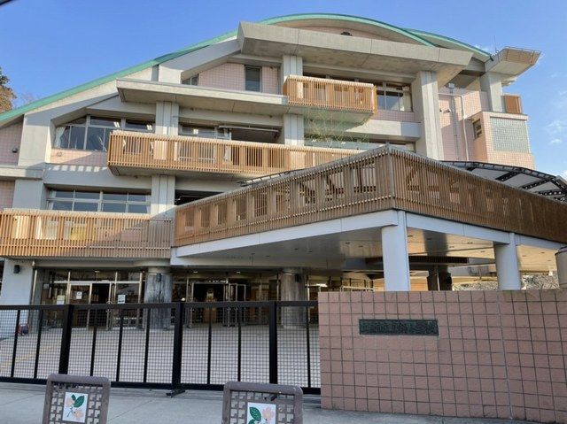 小学校　真鍋小学校（小学校）まで1100m