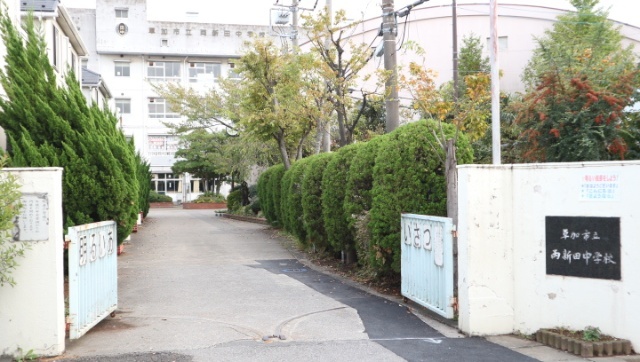 中学校　草加市立両新田中学校（中学校）まで594m