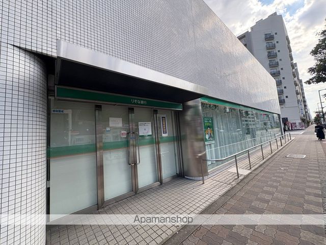 銀行　（株）りそな銀行／大阪駅前支店（銀行）まで825m