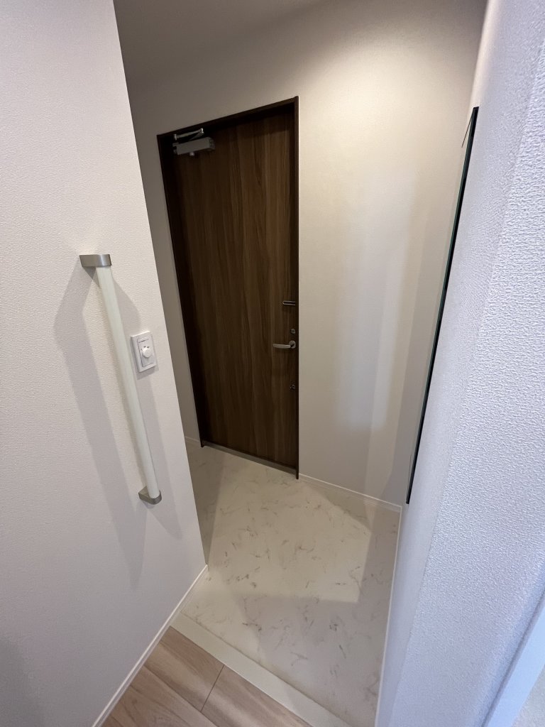 玄関　広々玄関　　姿見鏡付