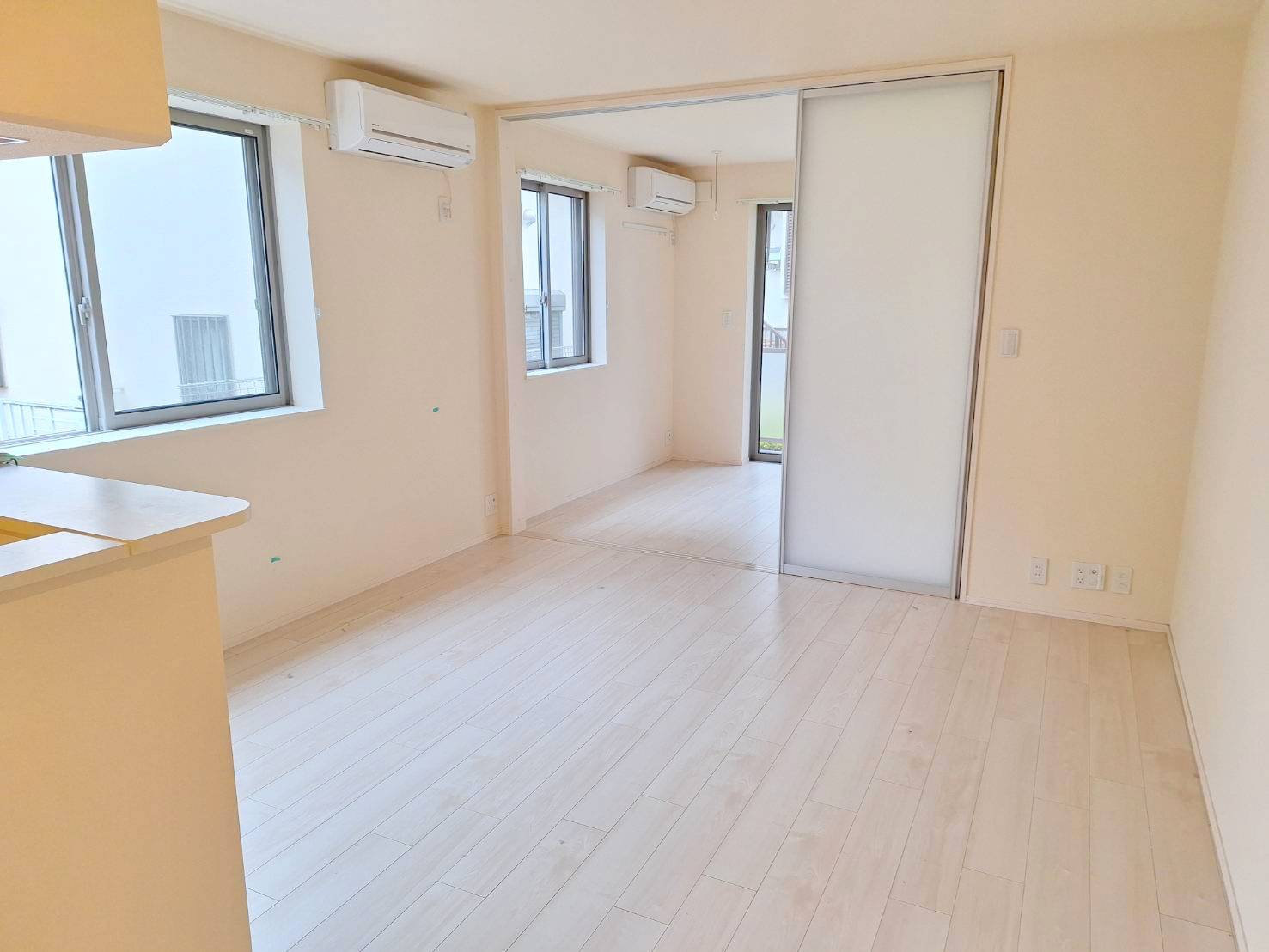 居室・リビング　★明るいフローリングの角部屋です★