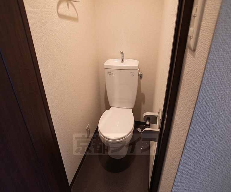 トイレ　白基調のきれいなトイレです。