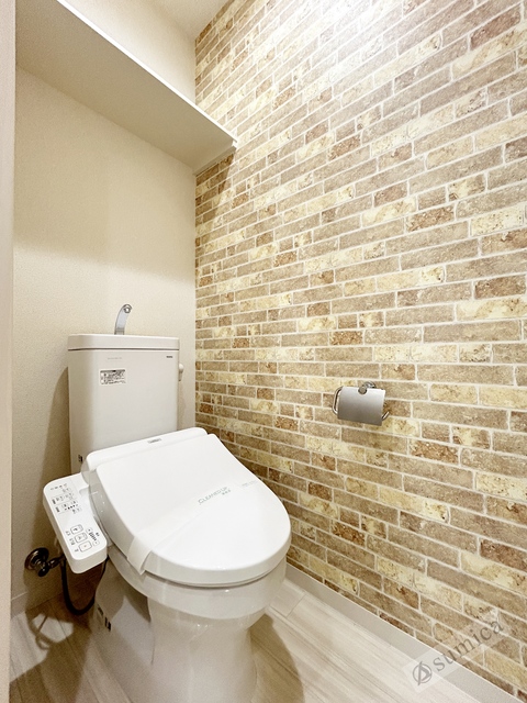 トイレ　人気アイテムの温水洗浄便座。清潔感のあるトイレです。