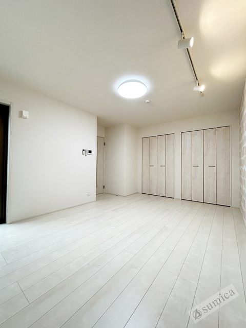 居室・リビング　角部屋・広めの室内・アクセントクロスがオシャレを演出♪♪