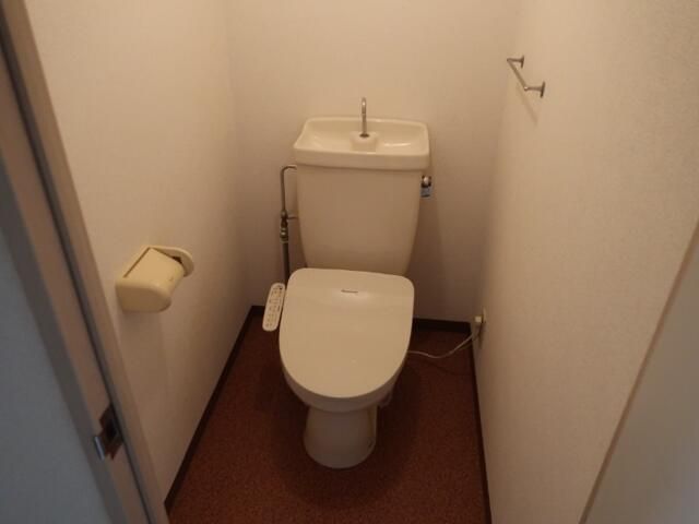 トイレ　落ち着いた色調のトイレです