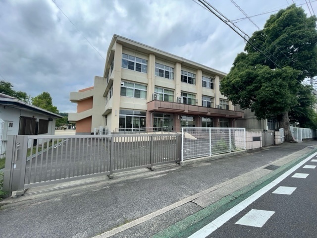 小学校　津市立栗葉小学校（小学校）まで1761m