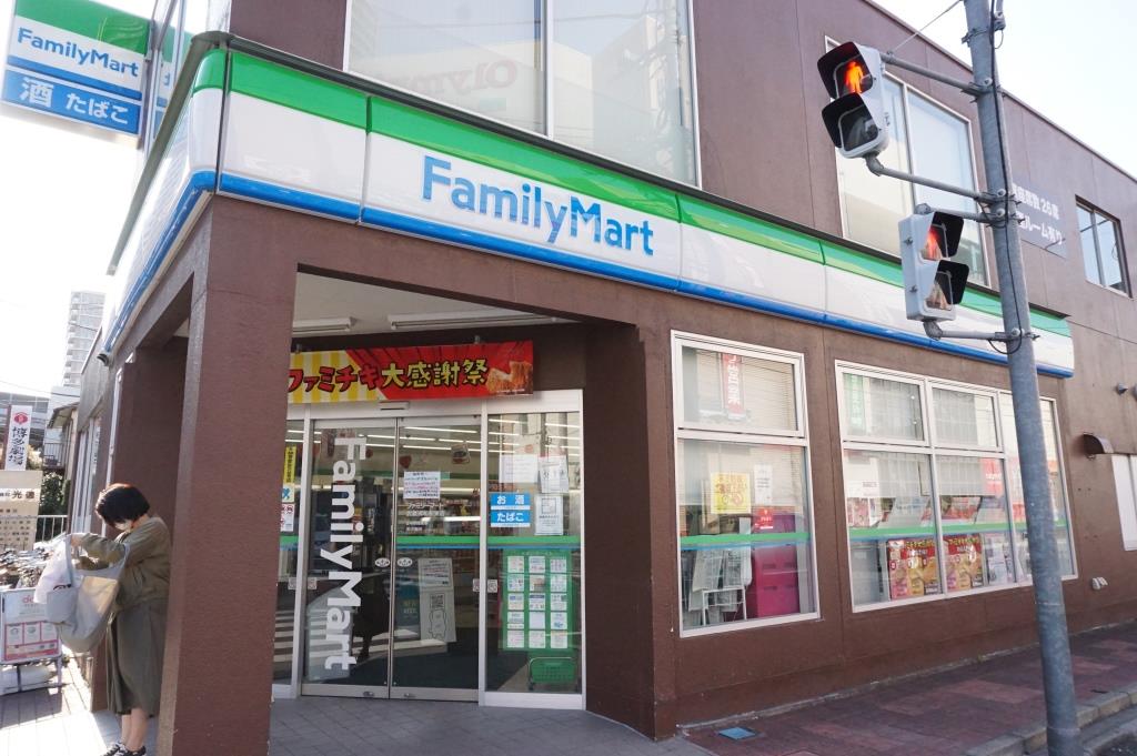 コンビニ　ファミリーマート 武蔵浦和駅東店（コンビニ）まで550m