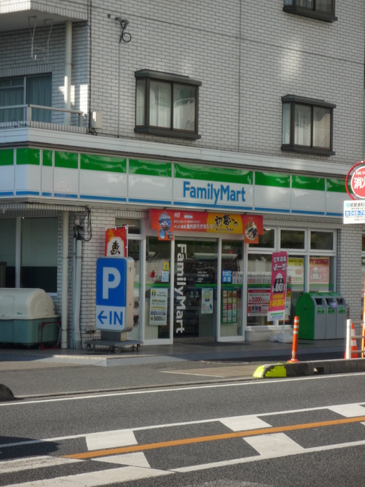コンビニ　ファミリーマート（コンビニ）まで329m