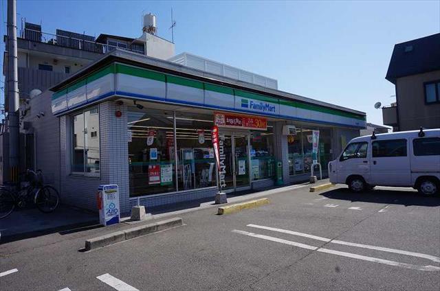 コンビニ　ファミリーマート（コンビニ）まで932m