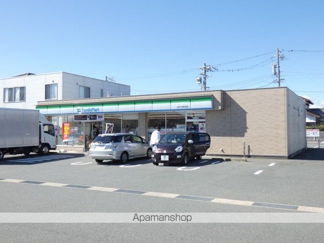 コンビニ　ファミリーマート（コンビニ）まで750m