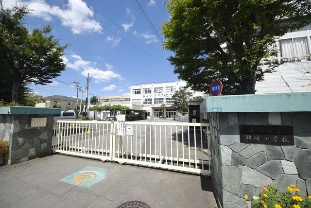 小学校　草加市立瀬崎小学校（小学校）まで726m
