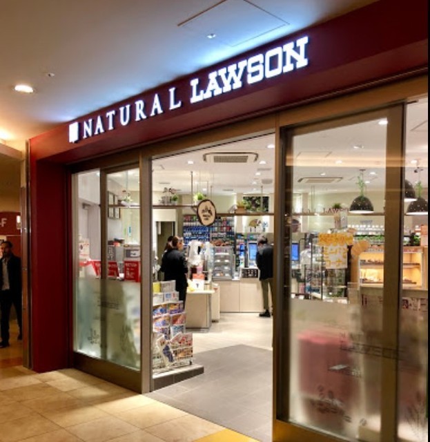 コンビニ　ナチュラルローソン六本木ヒルズ店（コンビニ）まで440m