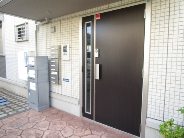 エントランス　オートロック付きエントランス