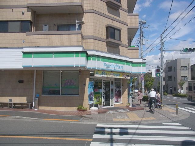 コンビニ　ファミリーマート（コンビニ）まで110m