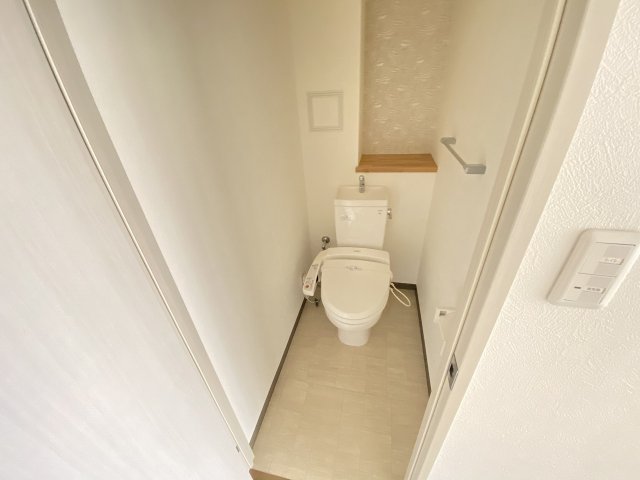 トイレ　温水洗浄便座付きのトイレです♪