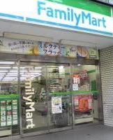 コンビニ　ファミリーマート（コンビニ）まで50m