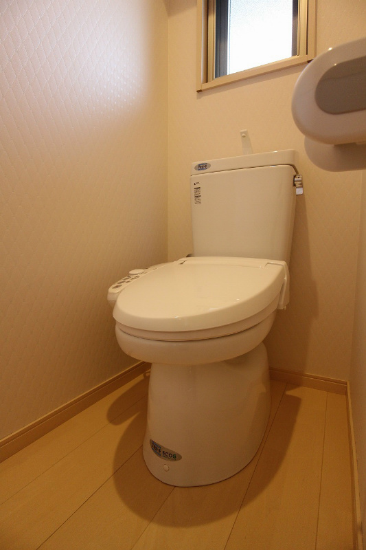トイレ　窓付きで換気もラクラク