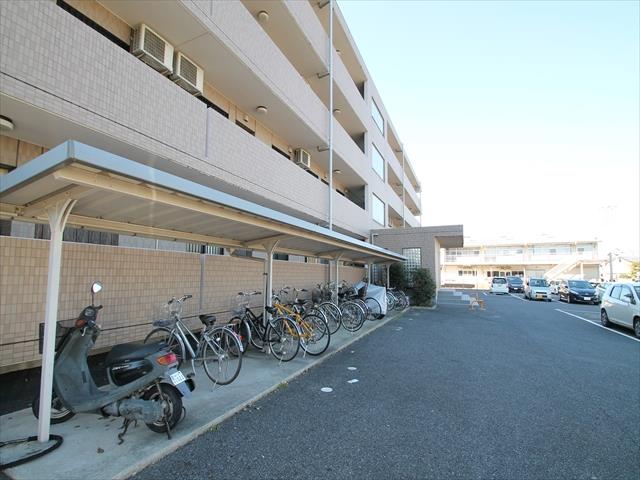 エントランス　駐車場の他には、駐輪場も完備!!