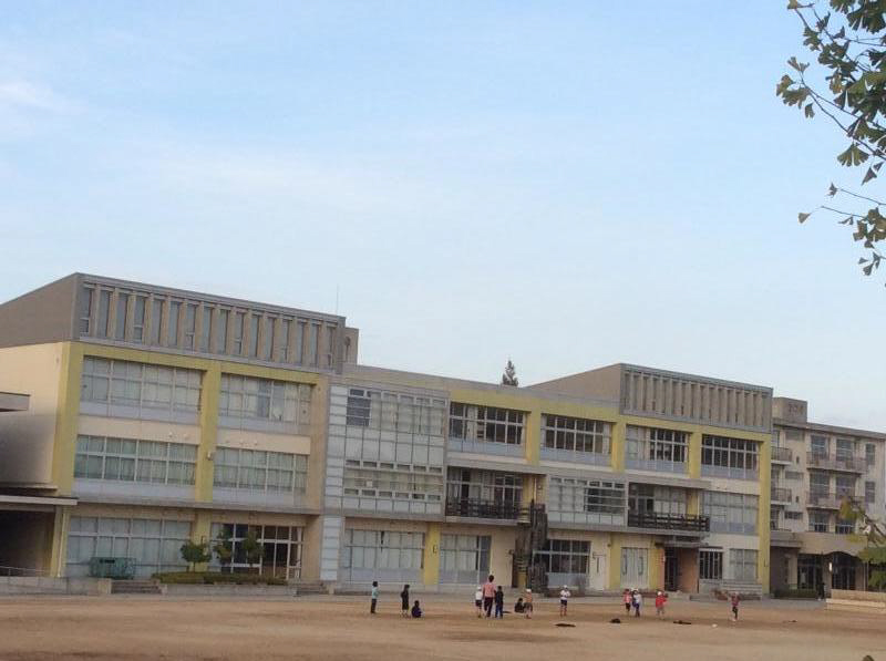小学校　伊保小学校（小学校）まで581m