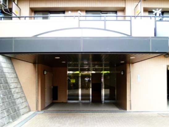 エントランス　重厚感のある建物デザイン♪