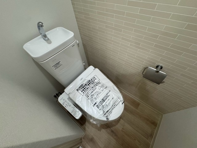 近鉄南大阪線 今川駅 徒歩8分 3階建 築1年のトイレ写真
