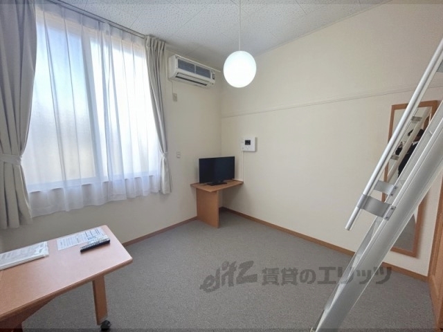 レオパレスプランタン壱番館の居間写真