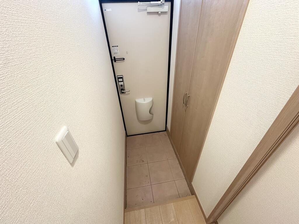 玄関　※退去前の為別部屋の写真です。