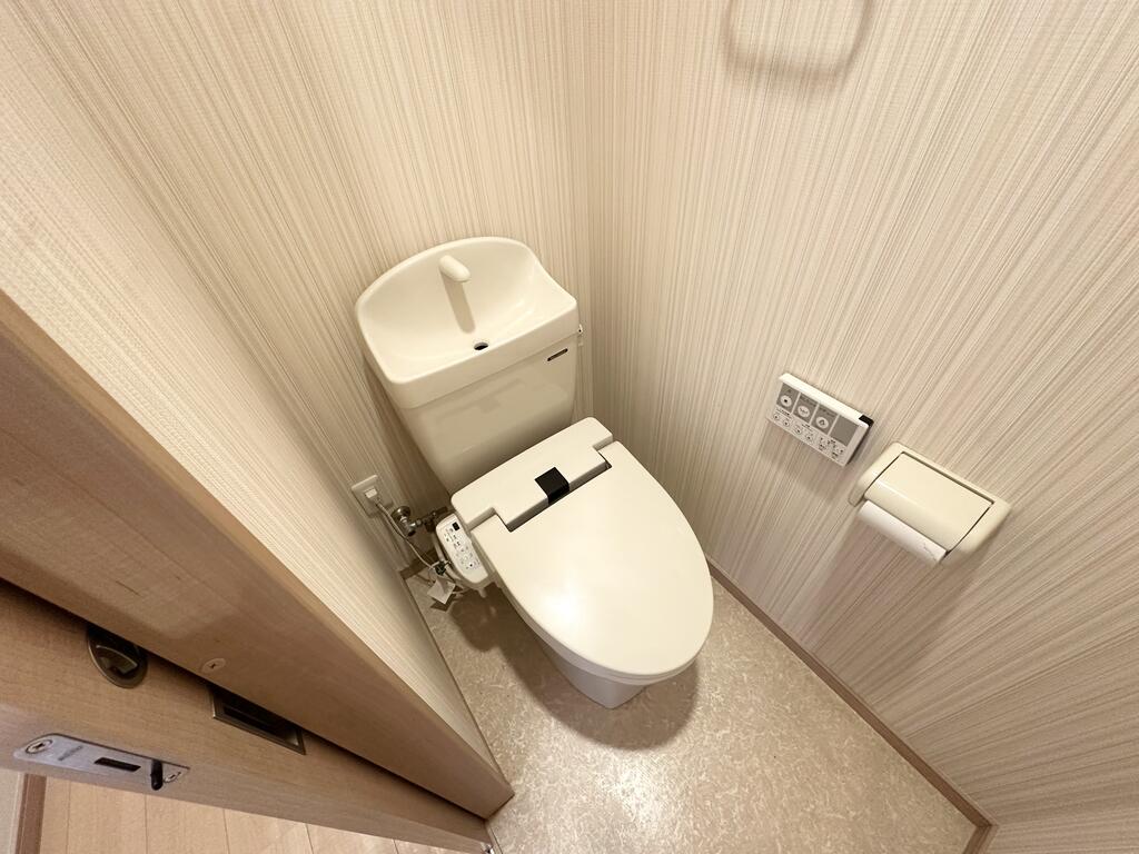 トイレ　※退去前の為別部屋の写真です。
